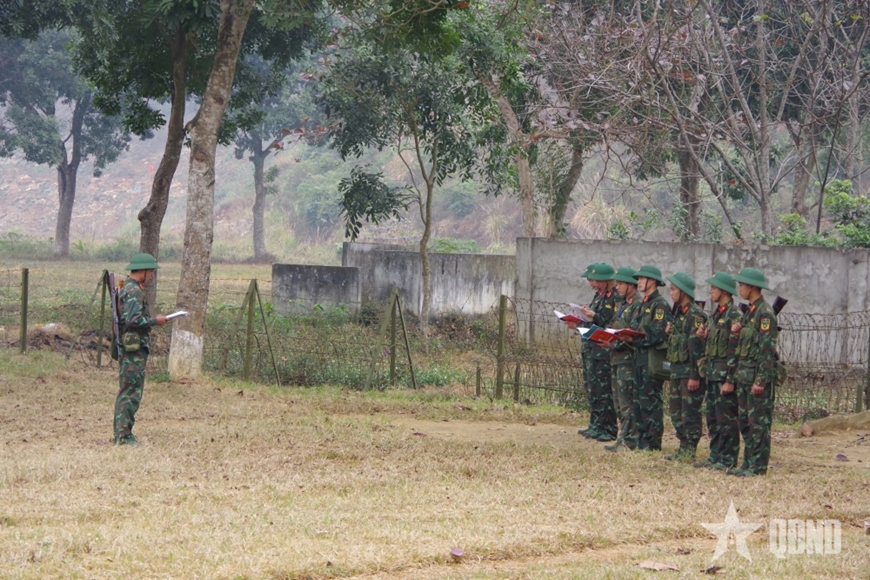 Một buổi thông qua giáo án tại thao trường huấn luyện. 