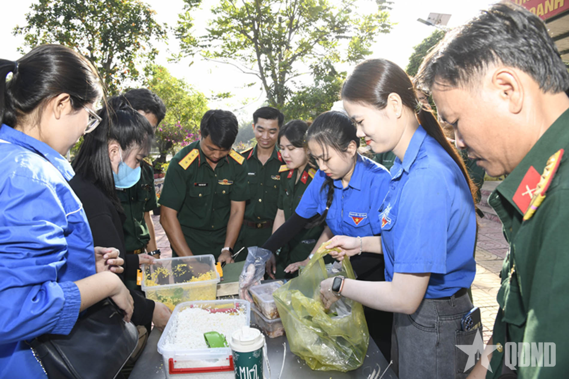 Sôi nổi Hội thi gói, nấu bánh chưng tại Bình Thuận