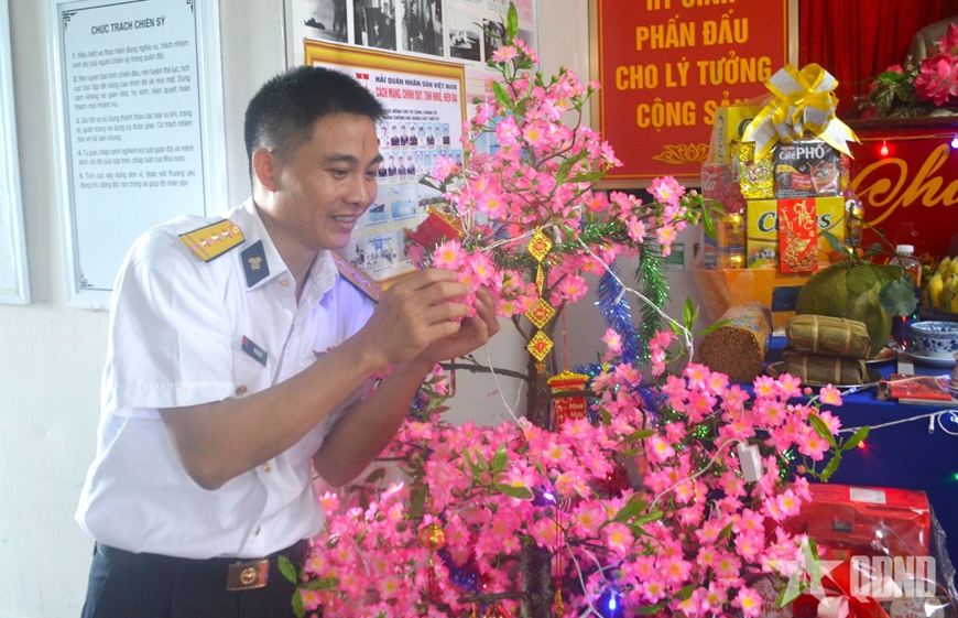 Mùa xuân trên biển xa