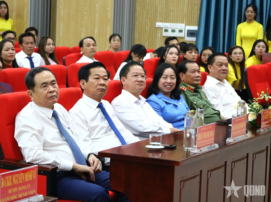 Chủ tịch Quốc hội Trần Thanh Mẫn thăm, tặng quà chúc Tết tại Cần Thơ