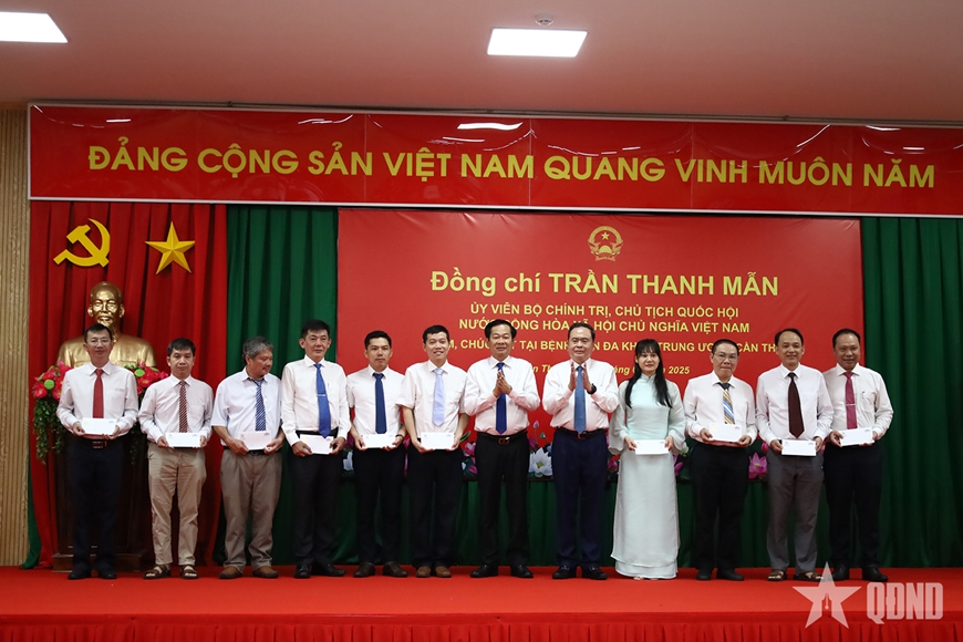 Chủ tịch Quốc hội Trần Thanh Mẫn thăm, tặng quà chúc Tết tại Cần Thơ