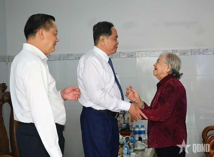 Chủ tịch Quốc hội Trần Thanh Mẫn thăm, tặng quà chúc Tết tại Cần Thơ