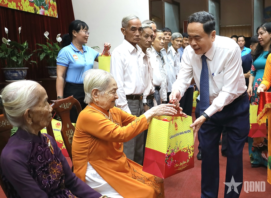Chủ tịch Quốc hội Trần Thanh Mẫn thăm, tặng quà chúc Tết tại Cần Thơ