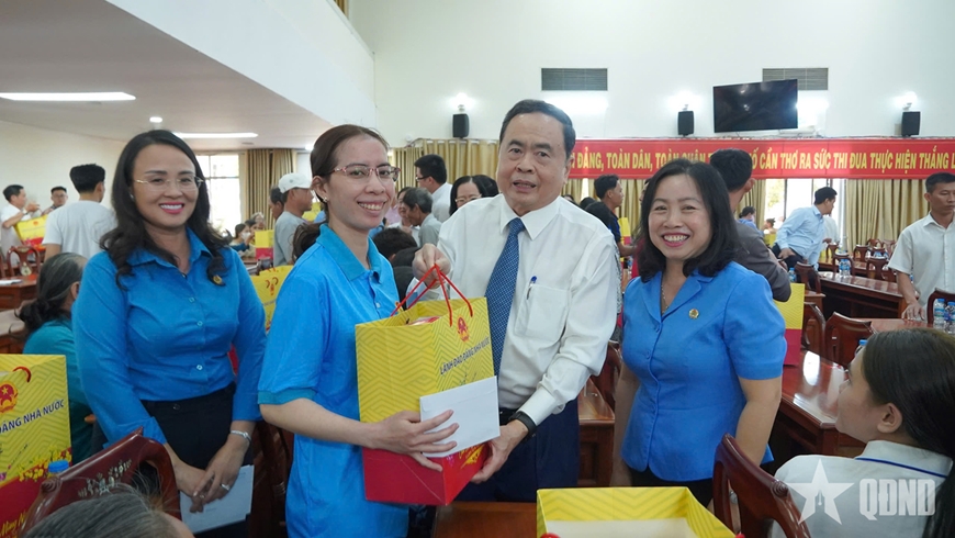 Chủ tịch Quốc hội Trần Thanh Mẫn thăm, tặng quà chúc Tết tại Cần Thơ
