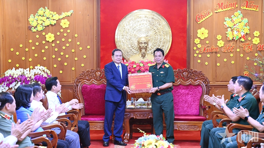 Chủ tịch Quốc hội Trần Thanh Mẫn thăm, chúc Tết cán bộ, chiến sĩ Bộ CHQS TP Cần Thơ