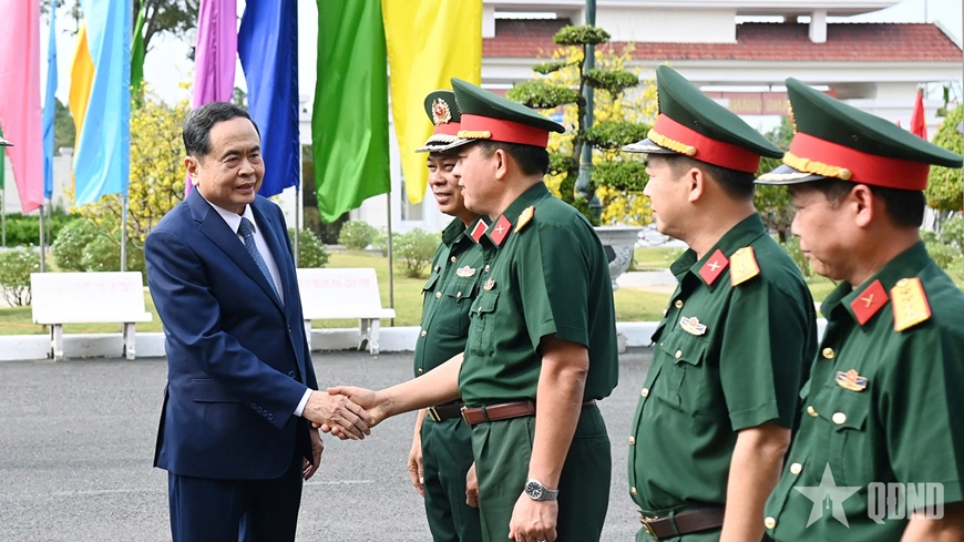 Chủ tịch Quốc hội Trần Thanh Mẫn thăm, chúc Tết cán bộ, chiến sĩ Bộ CHQS TP Cần Thơ