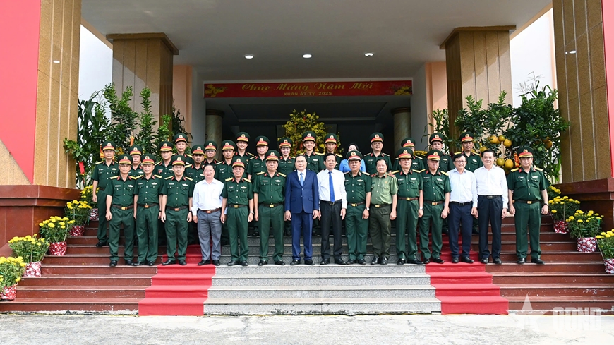 Chủ tịch Quốc hội Trần Thanh Mẫn thăm, chúc Tết cán bộ, chiến sĩ Bộ CHQS TP Cần Thơ