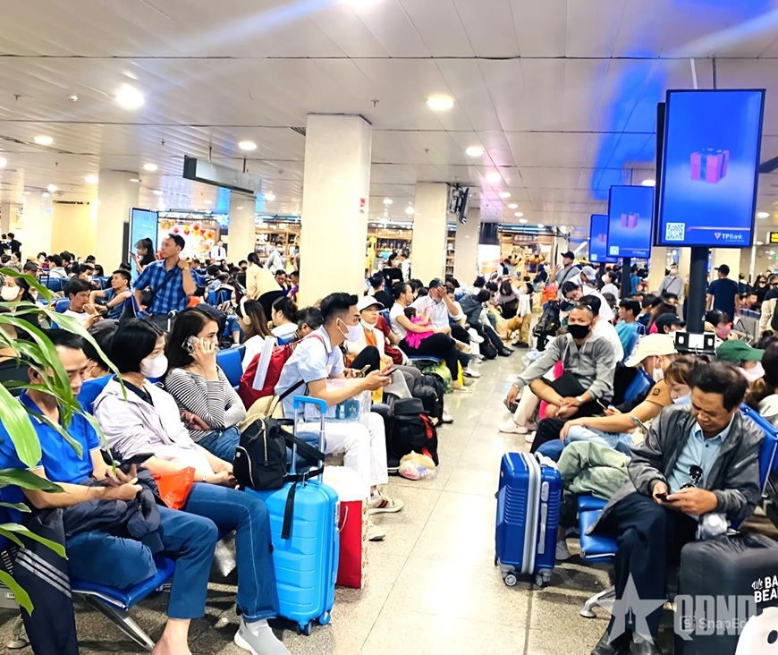 HÀNH KHÁCH LO LẮNG VÌ TRỄ CHUYẾN BAY TẠI SÂN BAY ĐÔNG ĐÚC