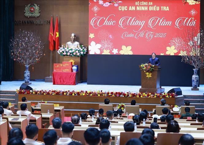 Thủ tướng Phạm Minh Chính chúc Tết, giao nhiệm vụ cho cán bộ, chiến sĩ Cục An ninh điều tra (A09). Ảnh: Dương Giang-TTXVN 