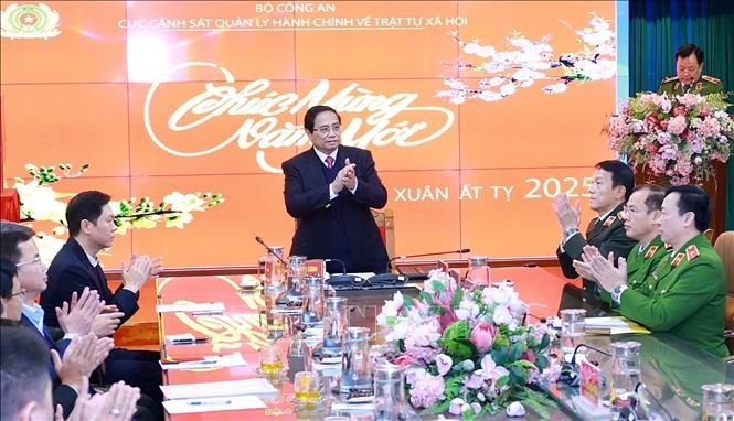 Thủ tướng Phạm Minh Chính thăm, chúc Tết cán bộ, chiến sĩ Cục Cảnh sát quản lý hành chính về trật tự xã hội (Bộ Công an). Ảnh: Dương Giang-TTXVN 