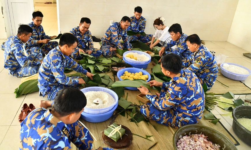 Cán bộ, chiến sĩ Lữ đoàn 167 tổ chức gói bánh chưng. 