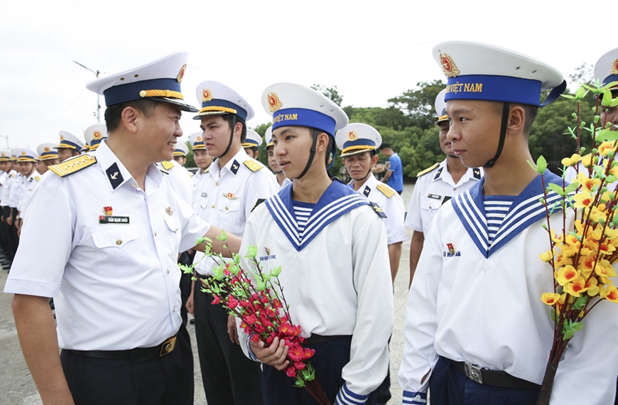 Đại tá Trần Mạnh Chiến, Chính ủy Vùng động viên chiến sĩ lên đường thực hiện nhiệm vụ tại Nhà giàn DK1. 