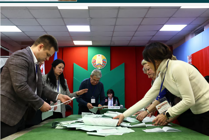 Các thành viên của ủy ban bầu cử kiểm phiếu tại một điểm bỏ phiếu ở Minsk, Belarus, ngày 26-1. Ảnh: Reuters