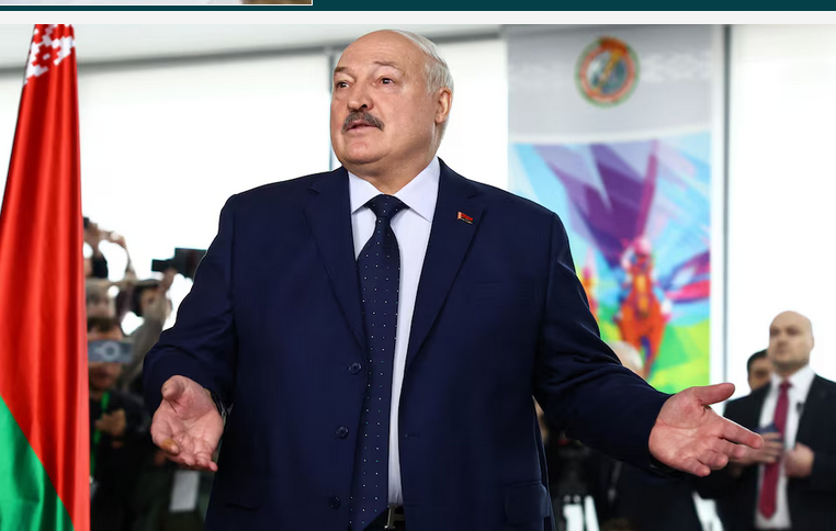 Tổng thống Belarus Alexander Lukashenko đến thăm một điểm bỏ phiếu ở Minsk, Belarus, ngày 26-1. Ảnh: Reuters