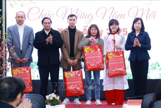  Thủ tướng Phạm Minh Chính tặng quà chúc Tết bệnh nhân Bệnh viện Phổi Trung ương.