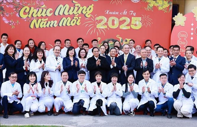  Thủ tướng Phạm Minh Chính với cán bộ, y sĩ, bác sĩ và nhân viên y tế Bệnh viện Phổi Trung ương. 