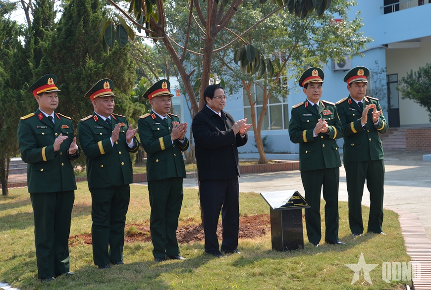Thủ tướng Phạm Minh Chính cùng các đại biểu trồng cây lưu niệm tại Lữ đoàn K3. 