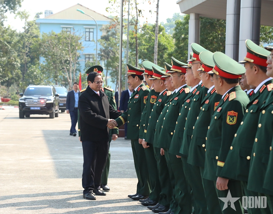 Đại tướng Phan Văn Giang và các đại biểu đón Thủ tướng Phạm Minh Chính.