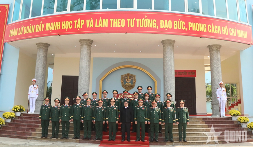 Thủ tướng Phạm Minh Chính và Đại tướng Phan Văn Giang cùng cán bộ, nhân viên, chiến sĩ Lữ đoàn K3. 