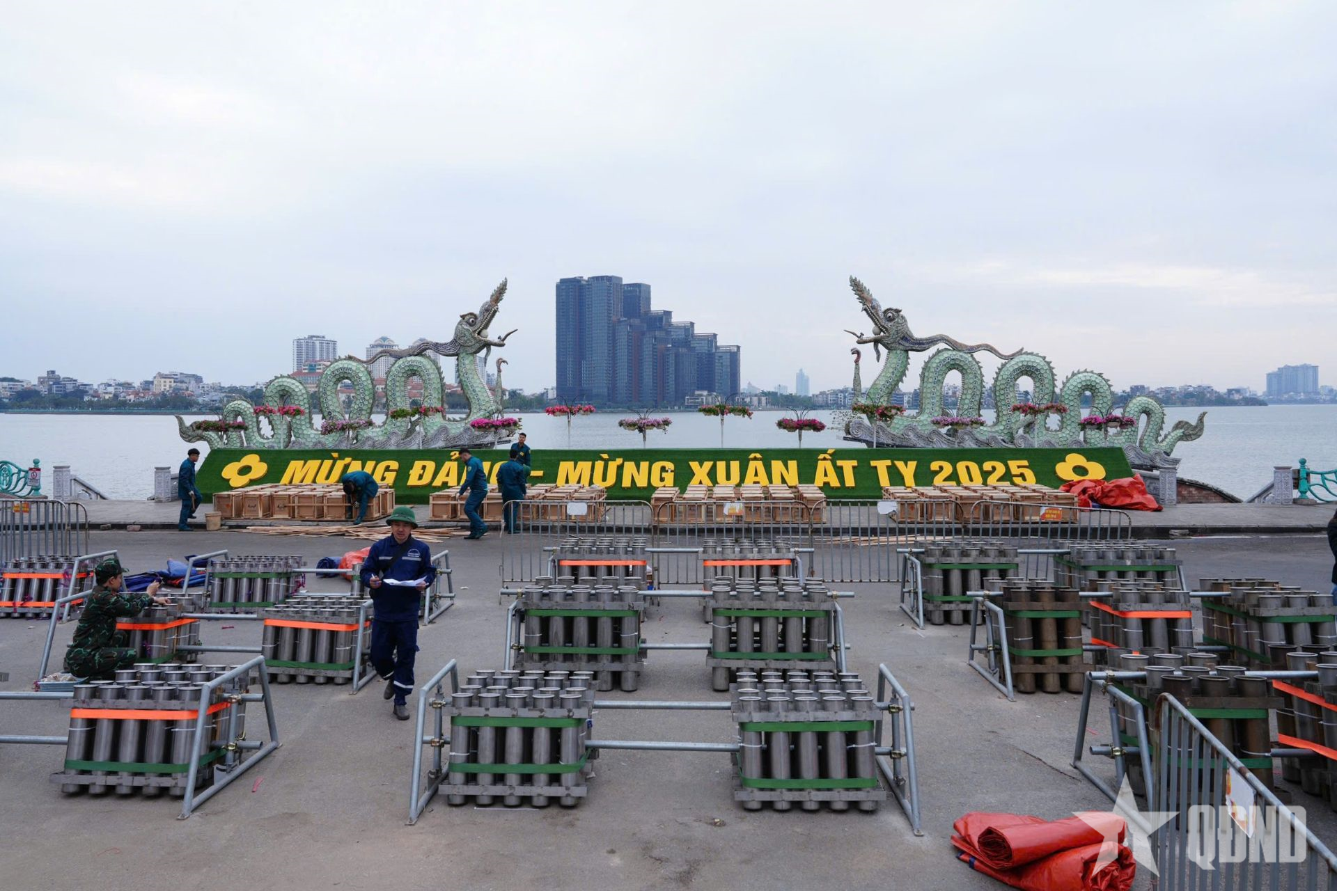 Triển khai trận địa pháo hoa đêm Giao thừa tại Hồ Hoàn Kiếm và Hồ Tây