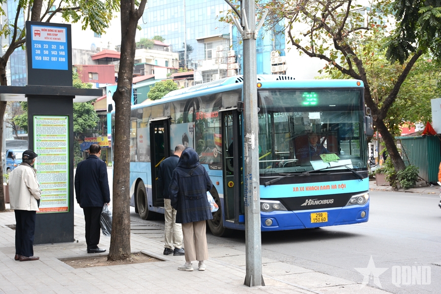 Hà Nội: Tàu điện, xe buýt ngày 29 Tết