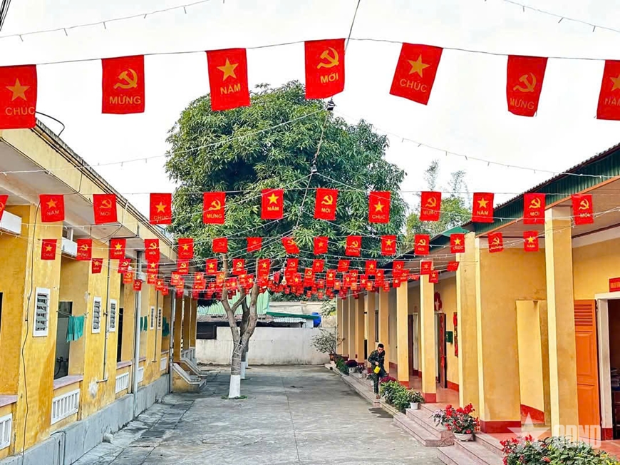 Doanh trại được trang trí bắt mắt, vui tươi.