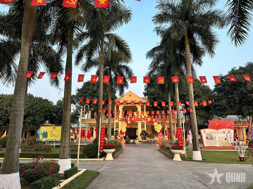 Doanh trại của Tiểu đoàn 2, Lữ đoàn Thông tin 80, Quân khu 4 ngập tràn sắc xuân.