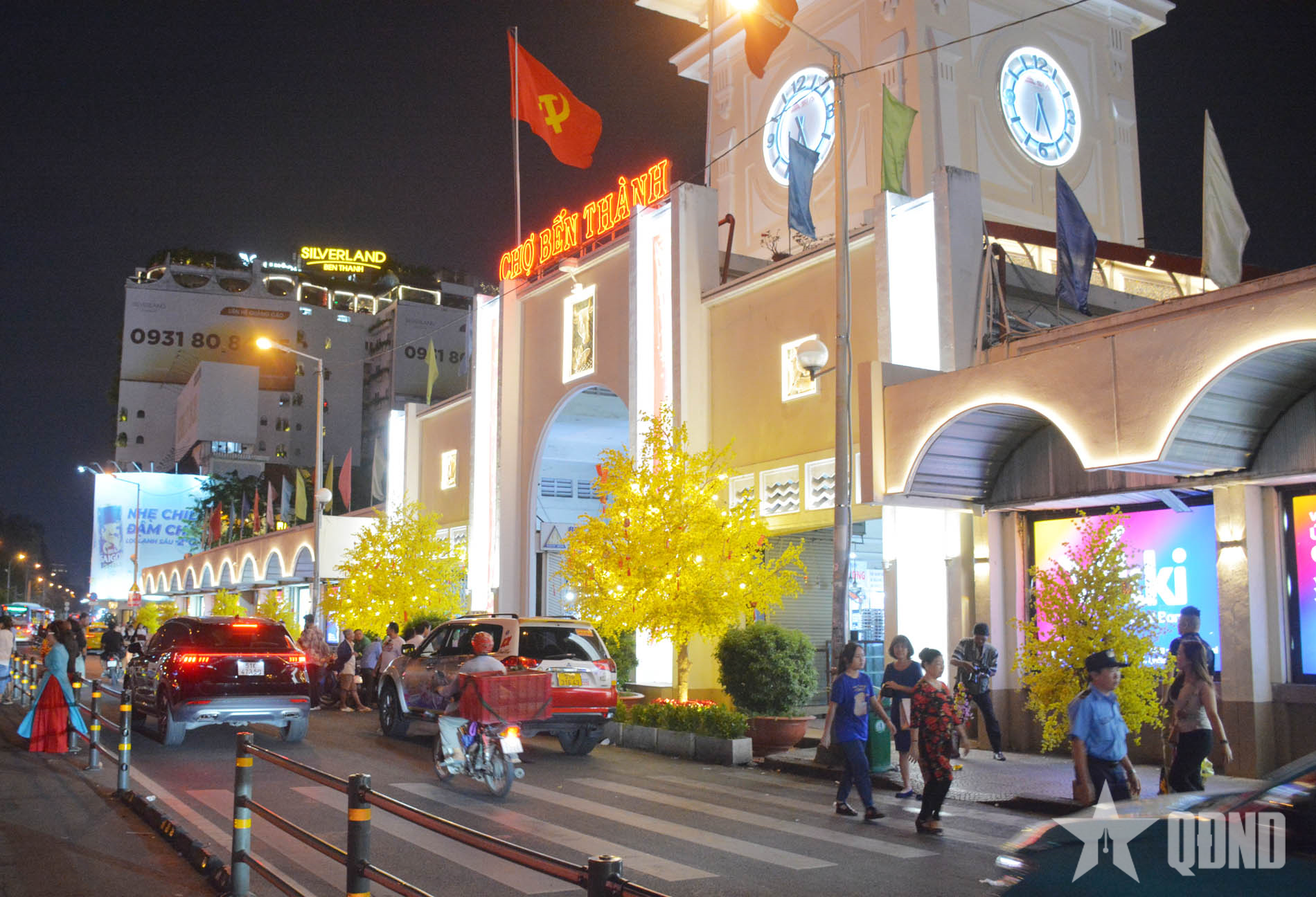 Người dân TP Hồ Chí Minh nô nức du Xuân Ất Tỵ 2025