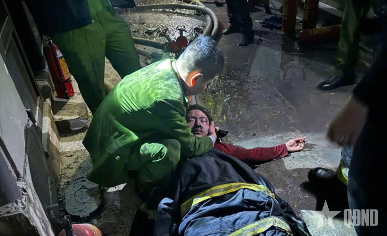 Hà Nội: Bất cẩn đốt pháo hoa, nhà dân tại phường Phúc Xá bốc cháy

