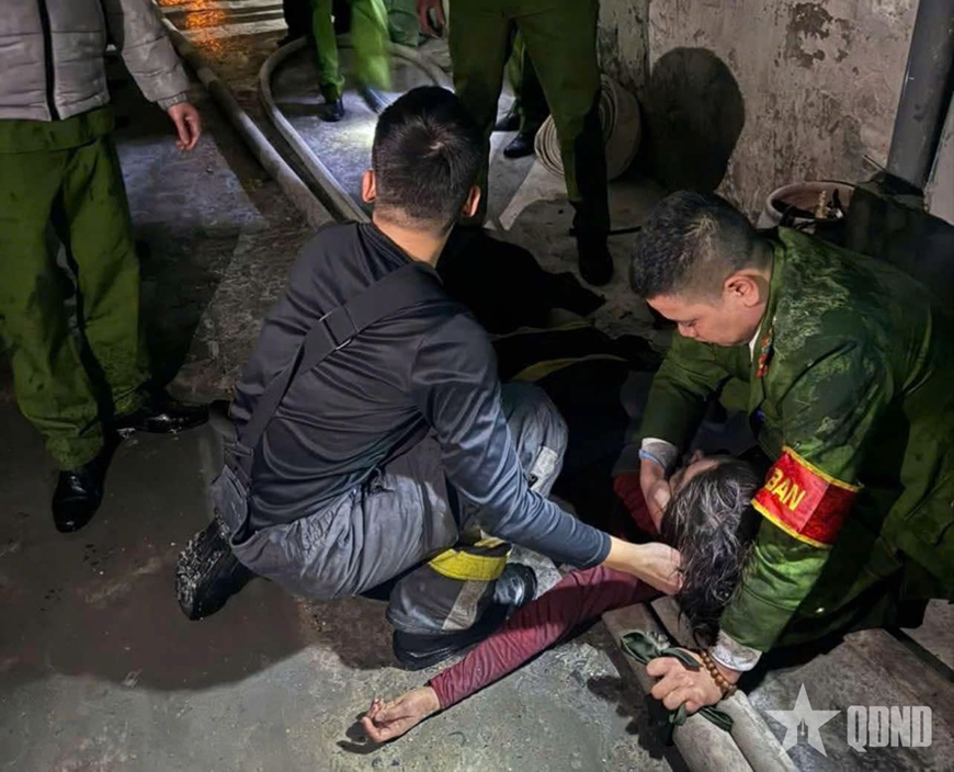 Hà Nội: Bất cẩn đốt pháo hoa, nhà dân tại phường Phúc Xá bốc cháy