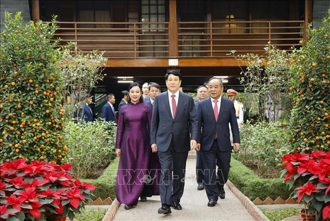 Chủ tịch nước Lương Cường dâng hương tưởng niệm Chủ tịch Hồ Chí Minh 