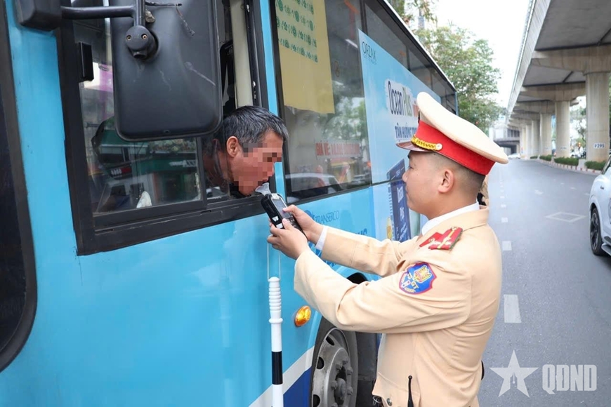 Tăng cường xử lý vi phạm, bảo đảm an toàn giao thông ngày đầu năm mới