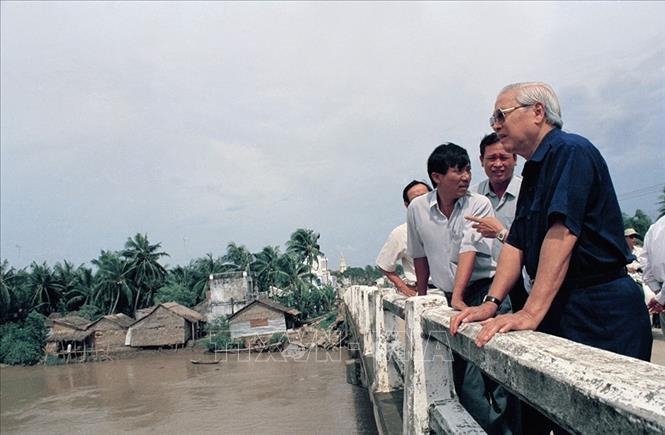 Các kỳ Đại hội của Đảng và những dấu ấn lịch sử - Đại hội lần thứ VIII: Tiếp tục đổi mới, đẩy mạnh công nghiệp hóa, hiện đại hóa đất nước