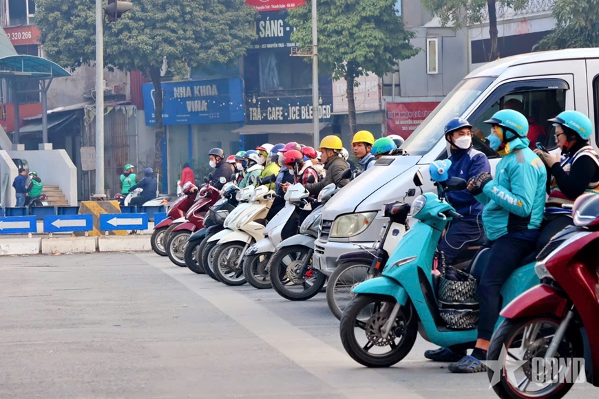 Người dân Thủ đô du xuân, chấp hành nghiêm luật giao thông