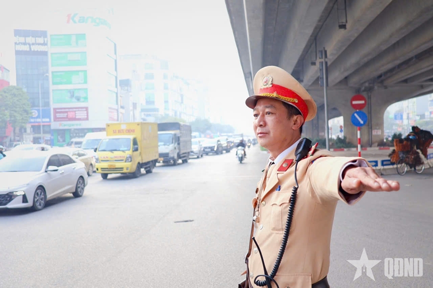Người dân Thủ đô du xuân, chấp hành nghiêm luật giao thông