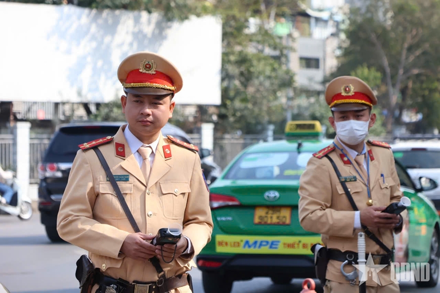Người dân Thủ đô du xuân, chấp hành nghiêm luật giao thông