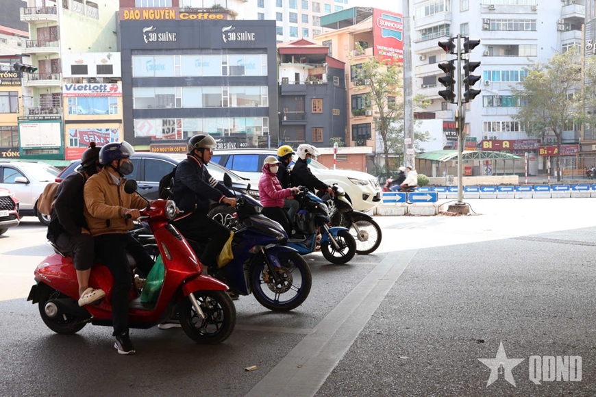 Người dân Thủ đô du xuân, chấp hành nghiêm luật giao thông