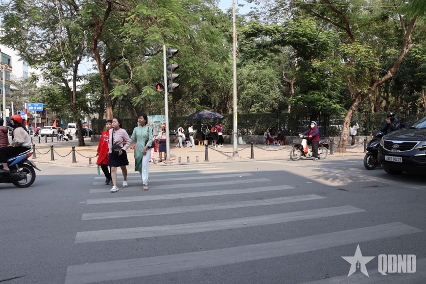 Người dân Thủ đô du xuân, chấp hành nghiêm luật giao thông