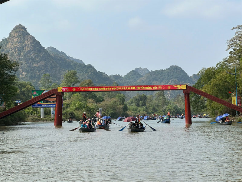 Hơn 19.000 du khách đến chùa Hương ngày mồng 3 Tết