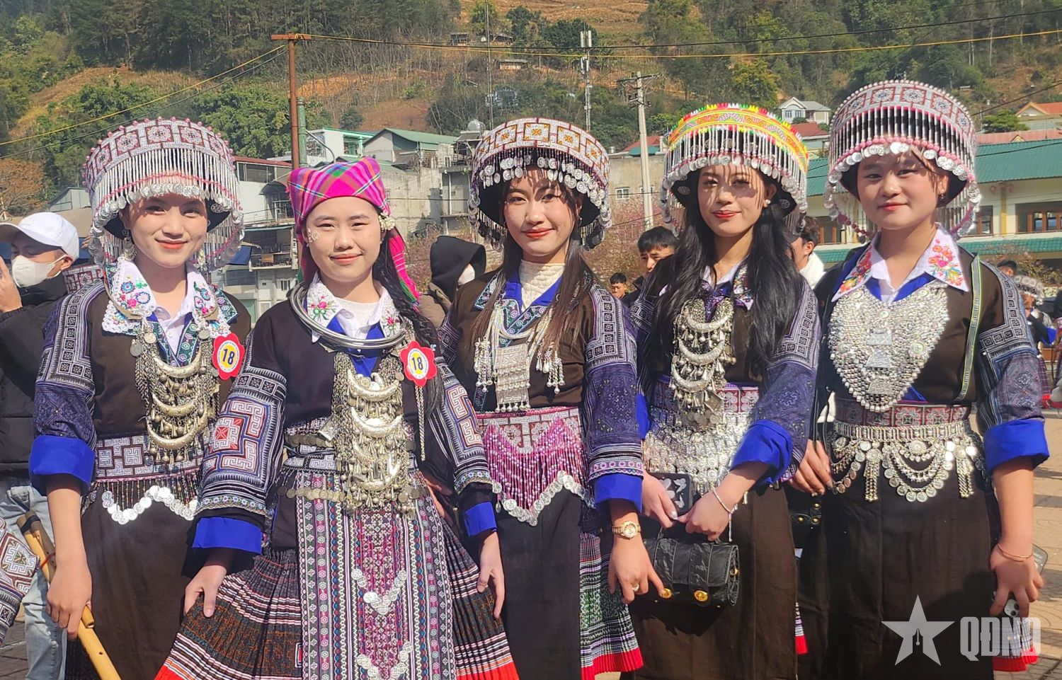 Thiếu nữ Mù Cang Chải khoe sắc trong trang phục truyền thống