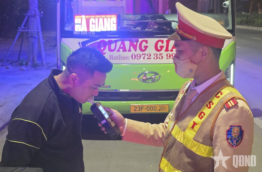 Cảnh sát giao thông TP Hà Nội kiểm soát chặt hoạt động vận tải dịp Tết