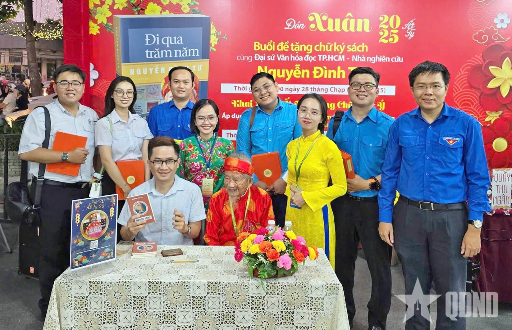 Nét đẹp văn hóa lì xì sách Tết