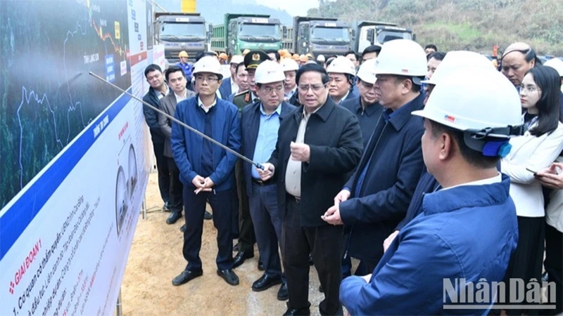 Thủ tướng Phạm Minh Chính thị sát, kiểm tra tình hình thi công Dự án cao tốc Đồng Đăng - Trà Lĩnh