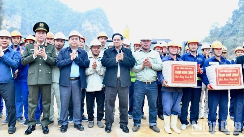 Thủ tướng Phạm Minh Chính thị sát, kiểm tra tình hình thi công Dự án cao tốc Đồng Đăng - Trà Lĩnh