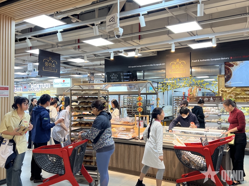 Hoạt động mua bán, tiêu dùng sôi động ​trở ​lại