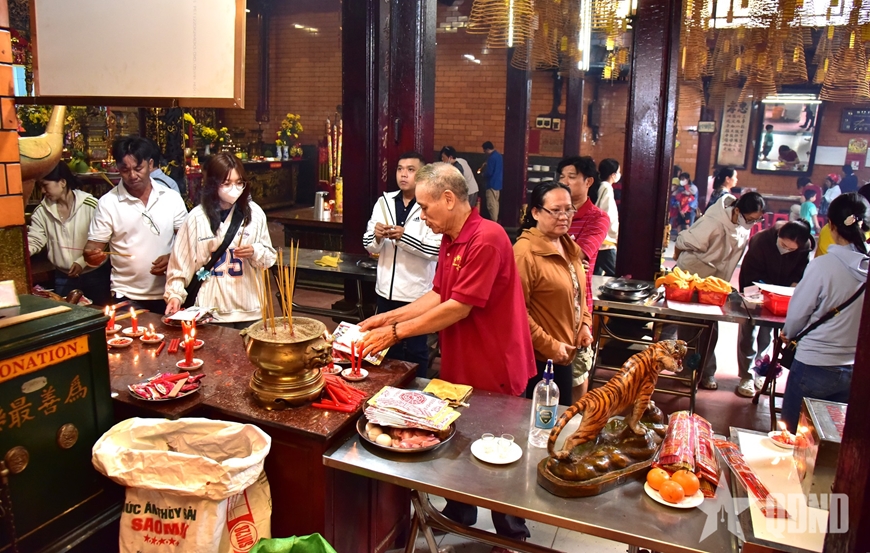 Cần Thơ: Hàng chục nghìn du khách đến Chùa Ông dịp Tết Nguyên đán