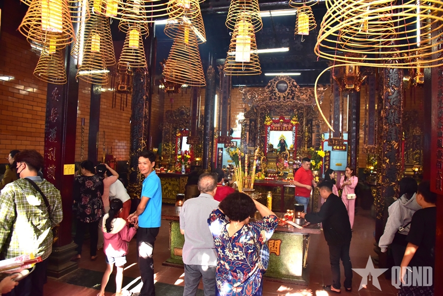 Cần Thơ: Hàng chục nghìn du khách đến Chùa Ông dịp Tết Nguyên đán