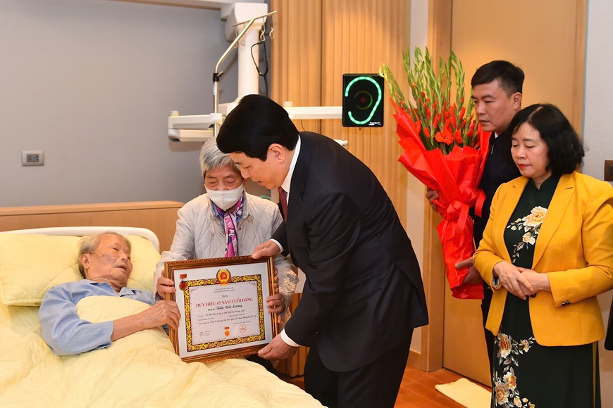 Chủ tịch nước Lương Cường trao Huy hiệu 65 năm tuổi Đảng tặng đồng chí Trần Đức Lương