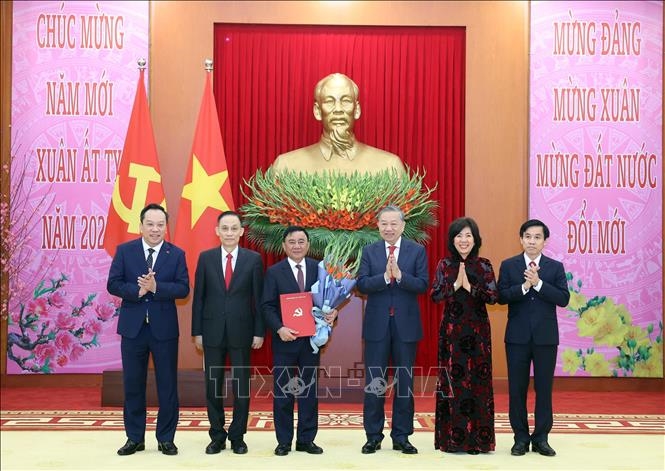 Tổng Bí thư Tô Lâm trao Quyết định của Bộ Chính trị cho 4 Đảng bộ trực thuộc Trung ương và 3 cơ quan Đảng ở Trung ương
