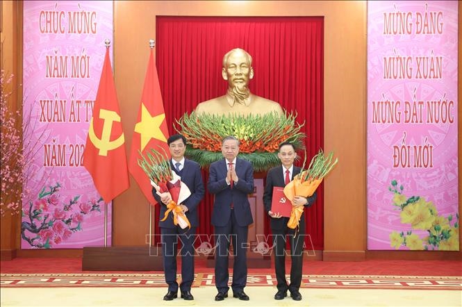 Tổng Bí thư Tô Lâm trao Quyết định của Bộ Chính trị cho 4 Đảng bộ trực thuộc Trung ương và 3 cơ quan Đảng ở Trung ương
